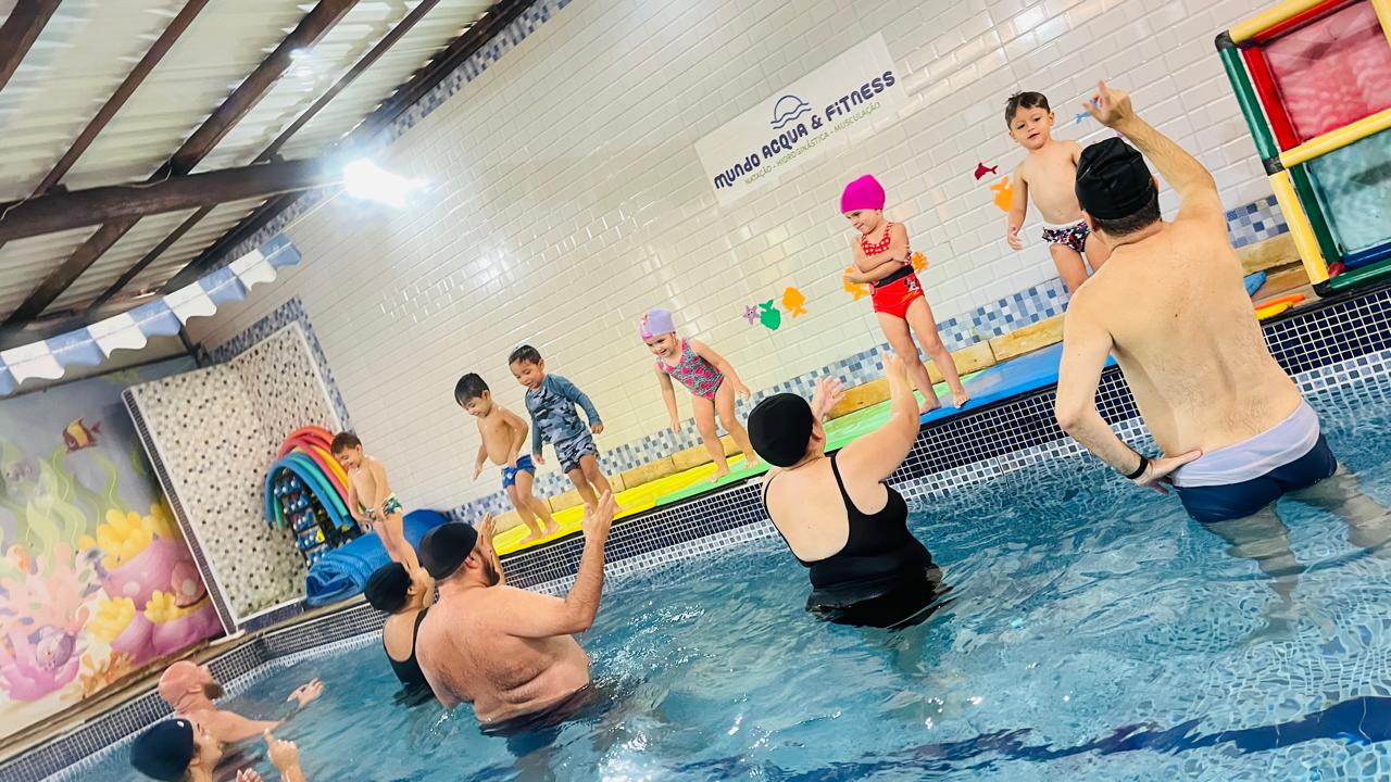 Crianças na aula de natação