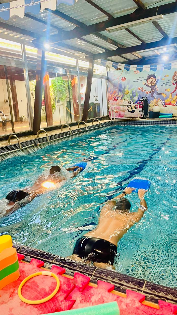 Crianças na aula de natação